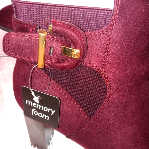 Liz Claiborne burgundy ankle bootie - Picture 2 of 4